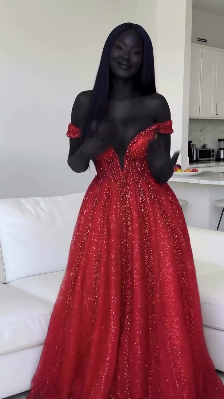 Alicia Kinnaird – Does Her Perfect Body Captivate You???